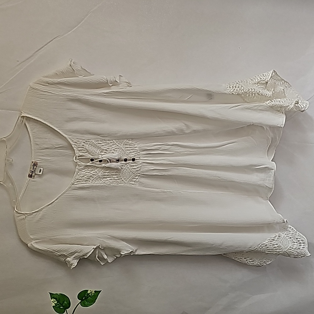 World Unity Asymmetrical Hemline Top. - Picture 5 of 9